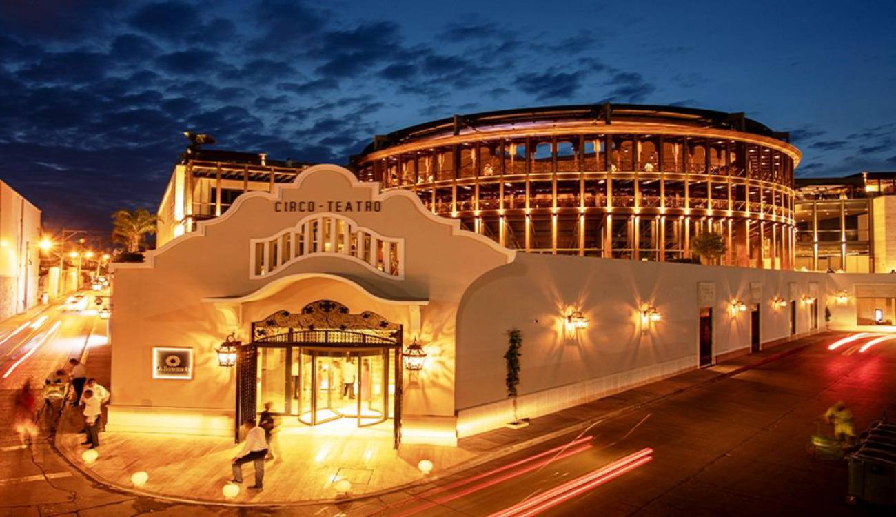 a theatre night as part of a travel package in colombia